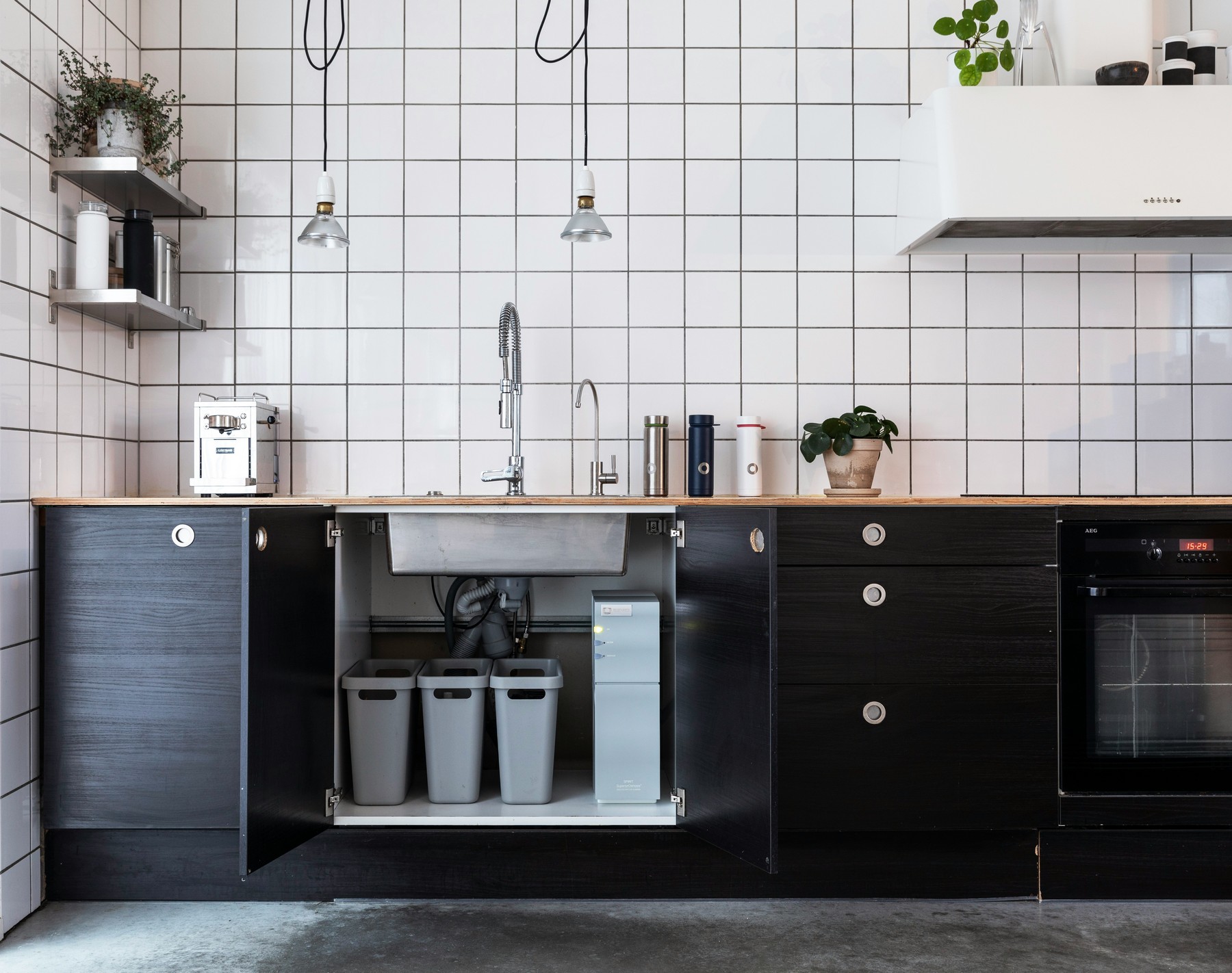 Siphon unter einer Küchenspüle